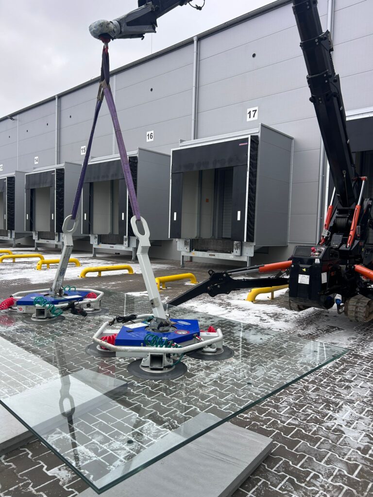 Wynajem mini żurawia Wrocław – precyzyjny montaż szyb i konstrukcji w trudnodostępnych miejscach